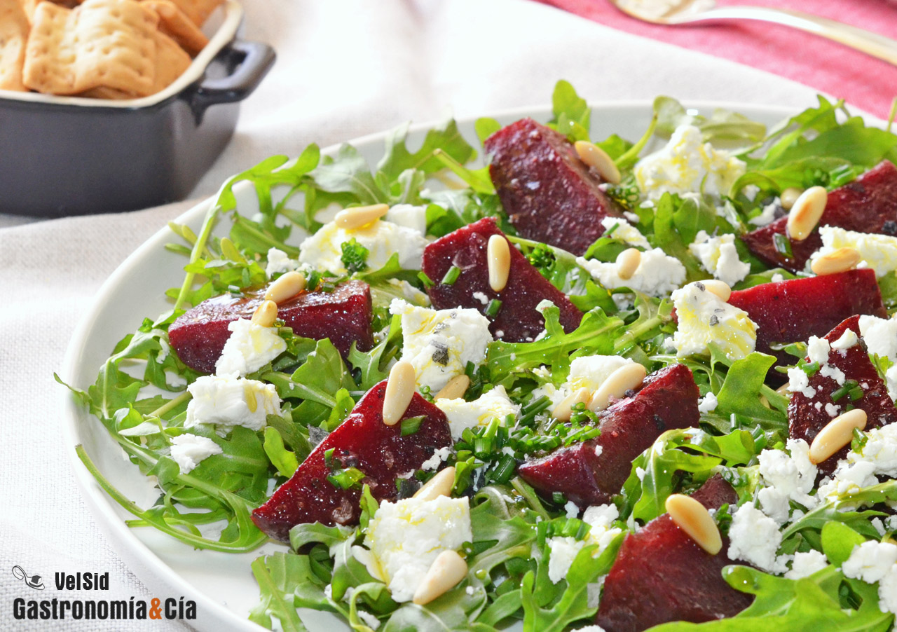Ensalada de rúcula y remolacha con queso rulo de cabra 