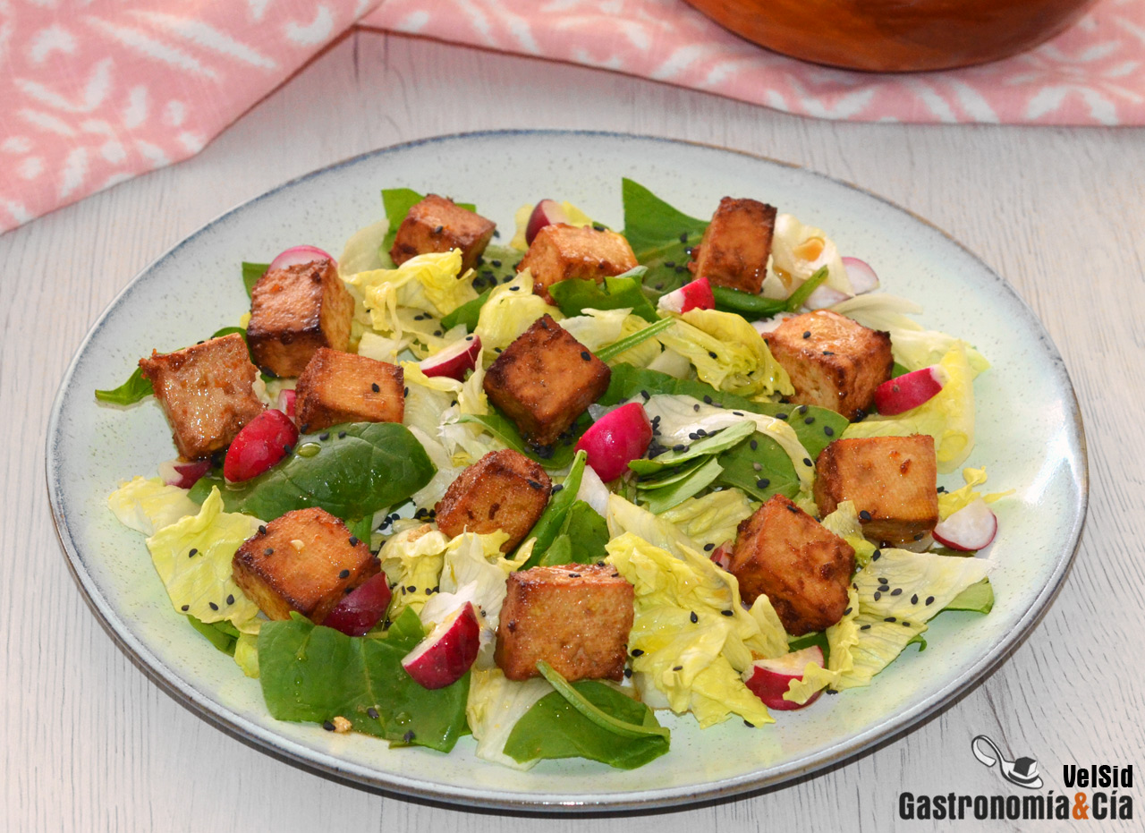 Ensalada de tofu marinado con salsa de soja