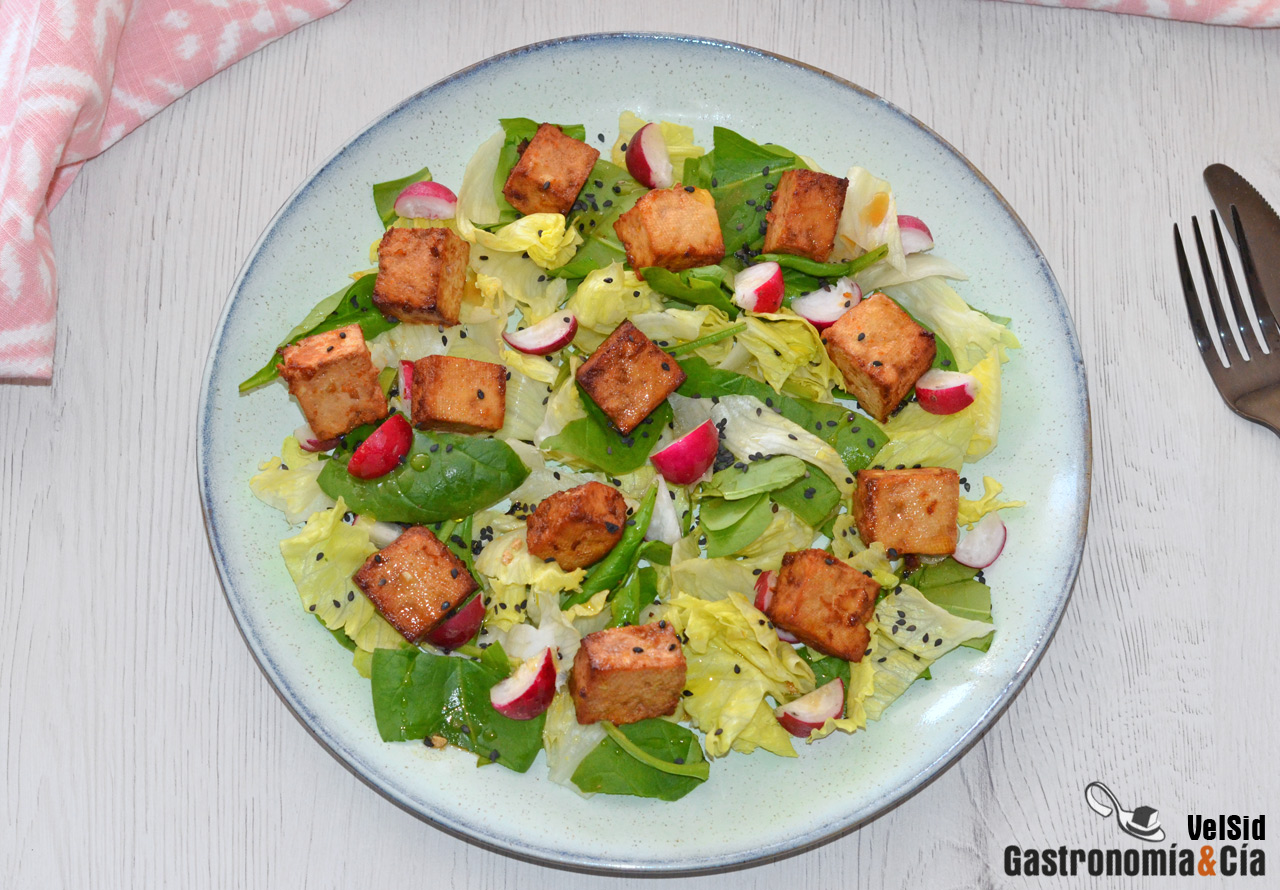 Ensalada de tofu marinado con salsa de soja