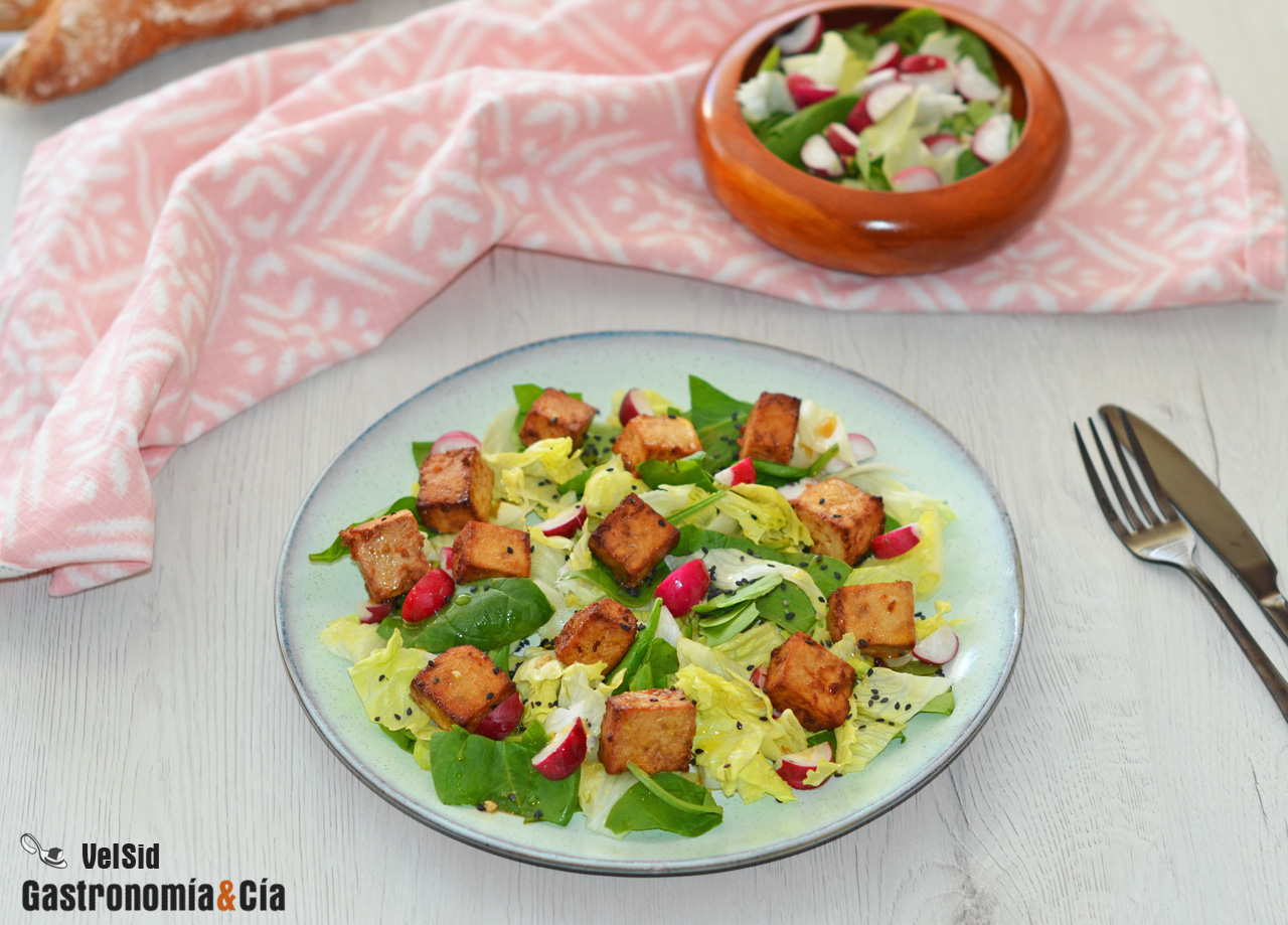 Ensalada de tofu marinado con salsa de soja