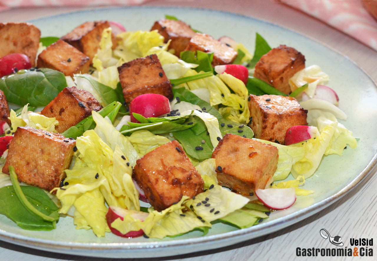 Ensalada de tofu marinado con salsa de soja