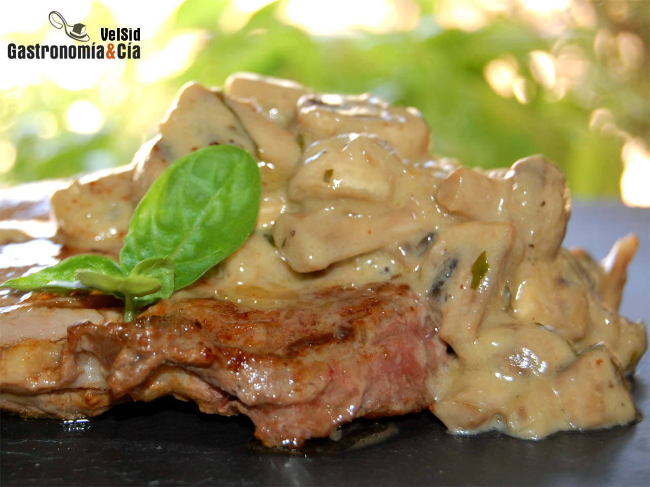 Entrecot con champiñones y queso azul