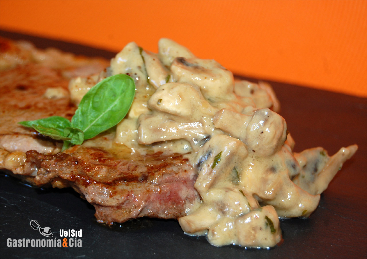 Entrecot con champiñones y queso azul