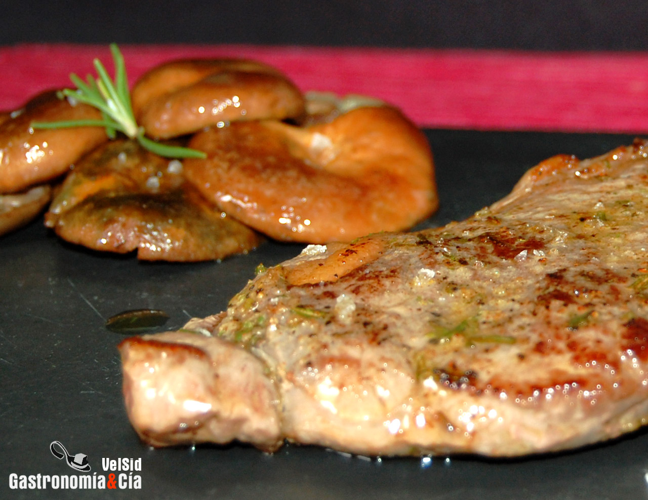 Entrecot al romero con níscalos