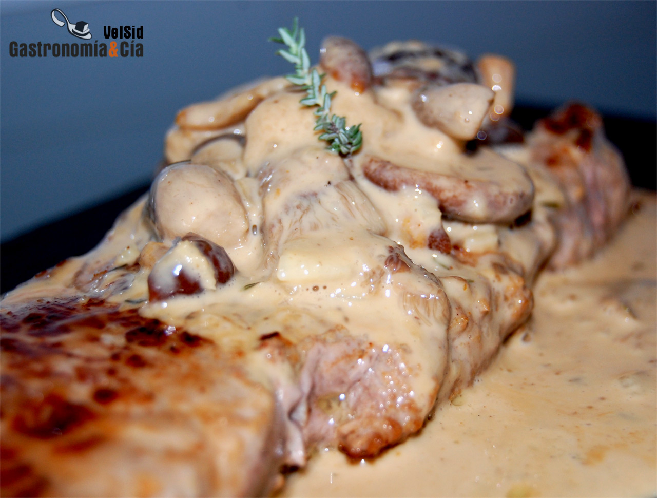 Entrecot con salsa cremosa de setas