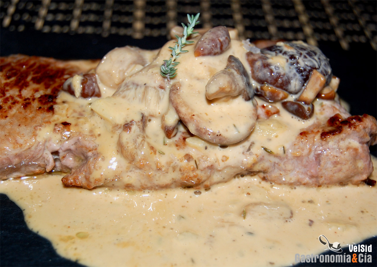 Entrecot con salsa cremosa de setas