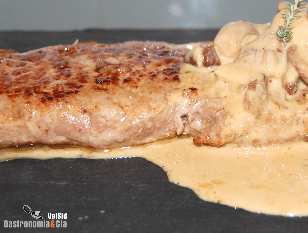 Entrecot con salsa cremosa de setas