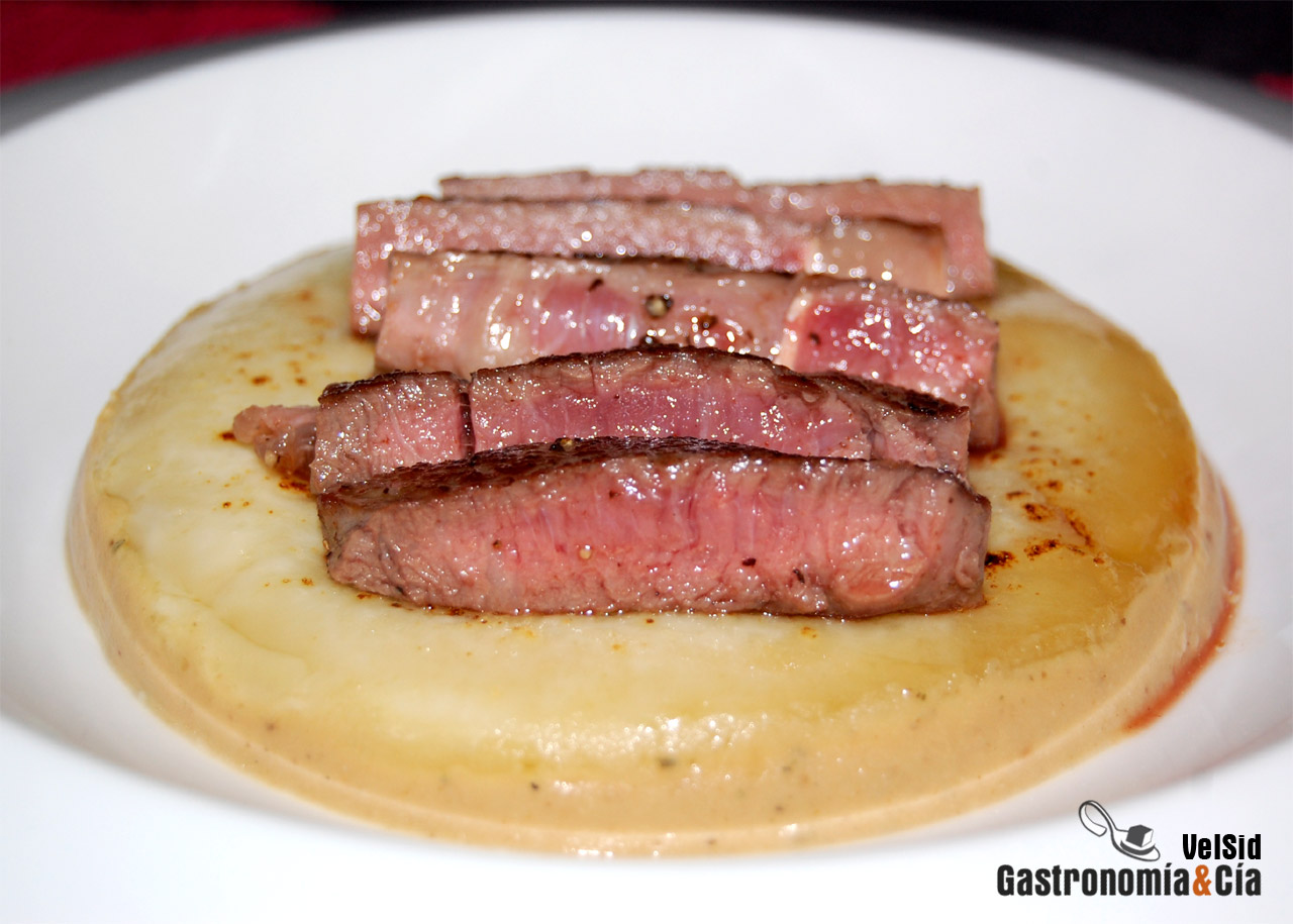 Entrecot con velo de Arzúa-Ulloa sobre puré de garbanzo