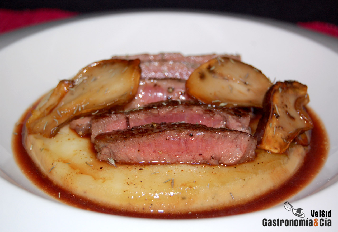 Entrecot con velo de Arzúa-Ulloa sobre puré de garbanzo