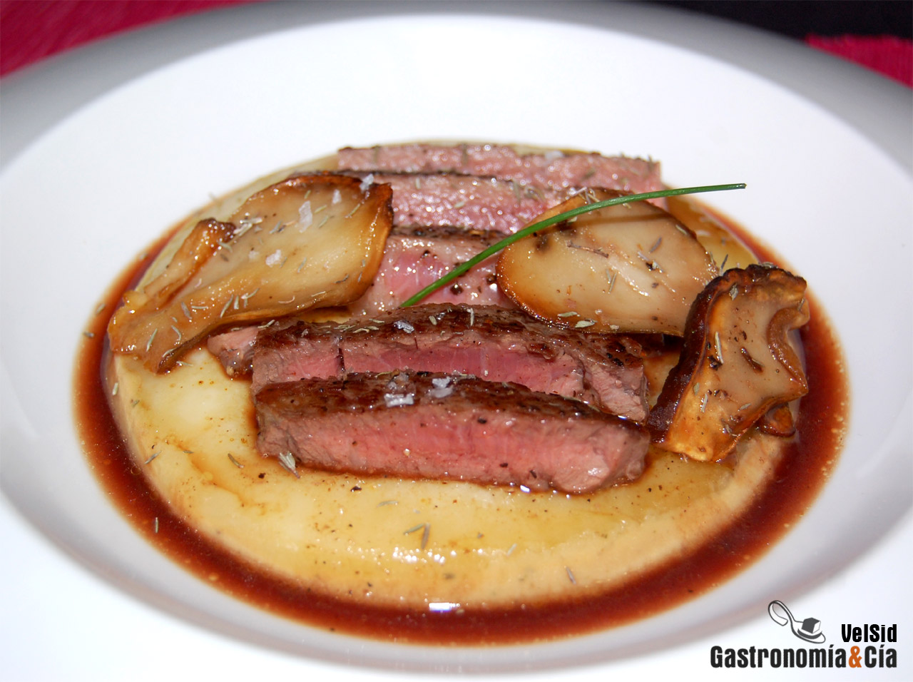 Entrecot con velo de Arzúa-Ulloa sobre puré de garbanzo