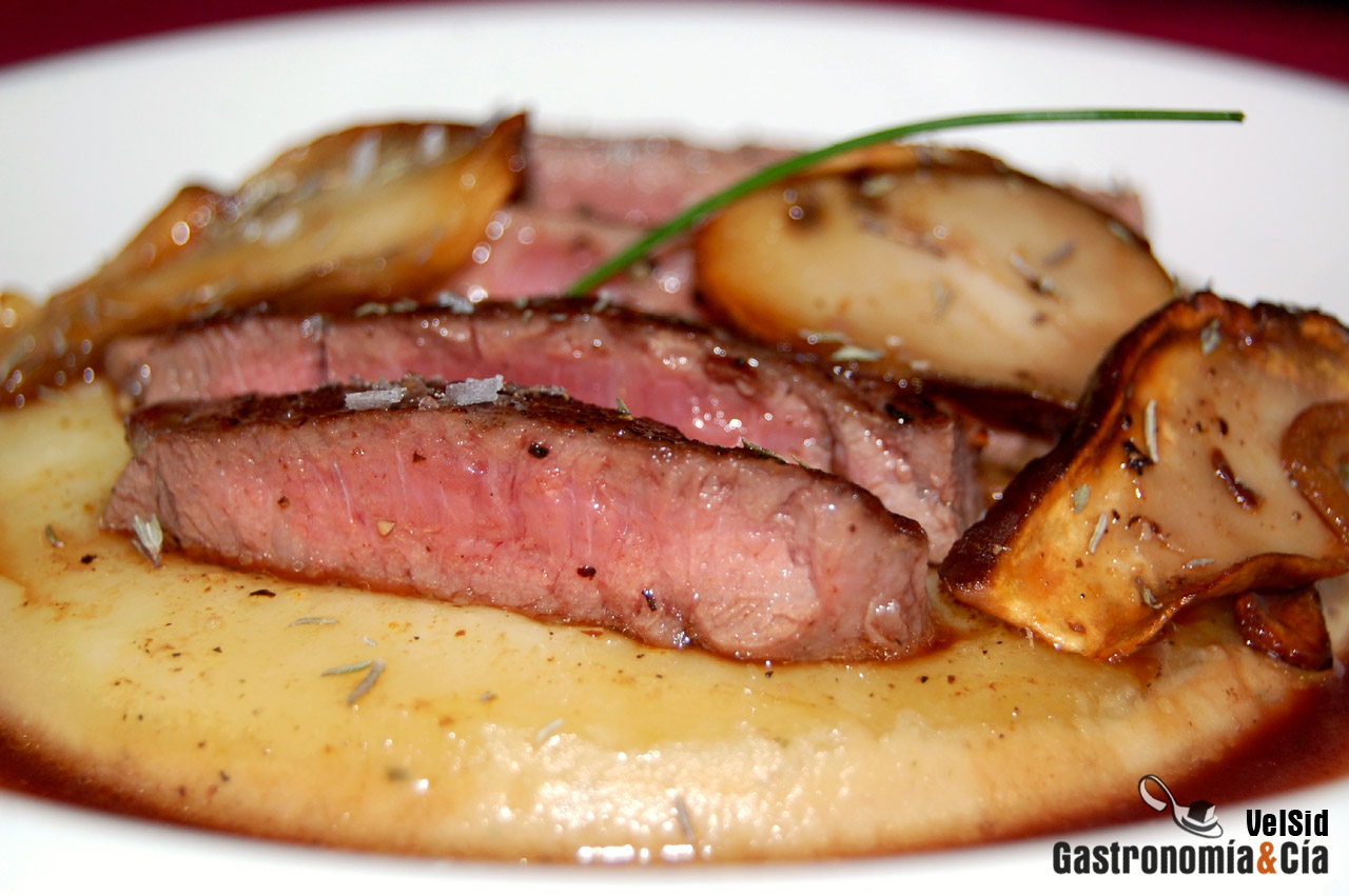 Entrecot con velo de Arzúa-Ulloa sobre puré de garbanzo