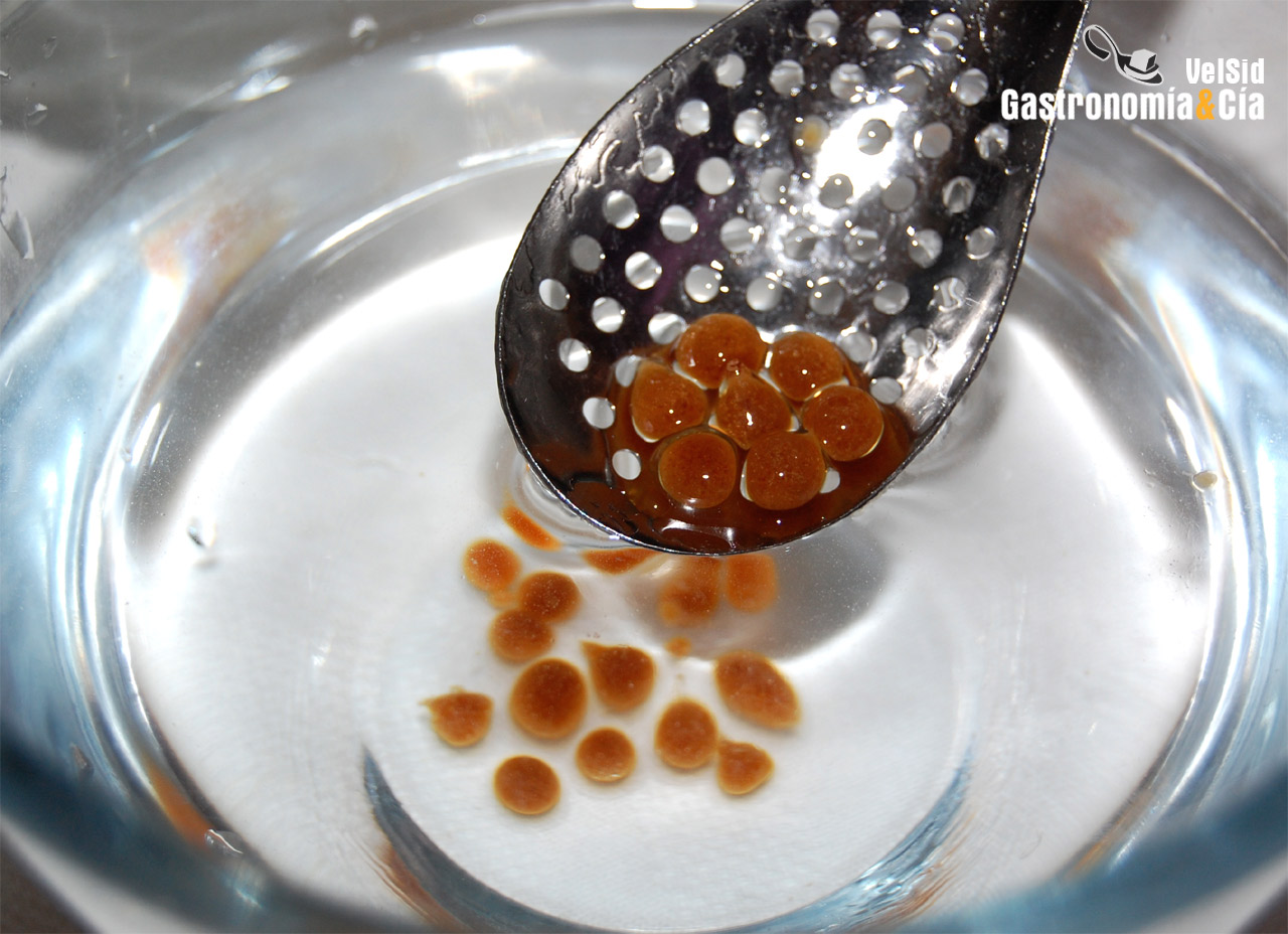 Salmón marinado con caviar de soja