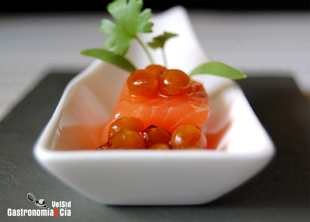 Salmón marinado con caviar de soja