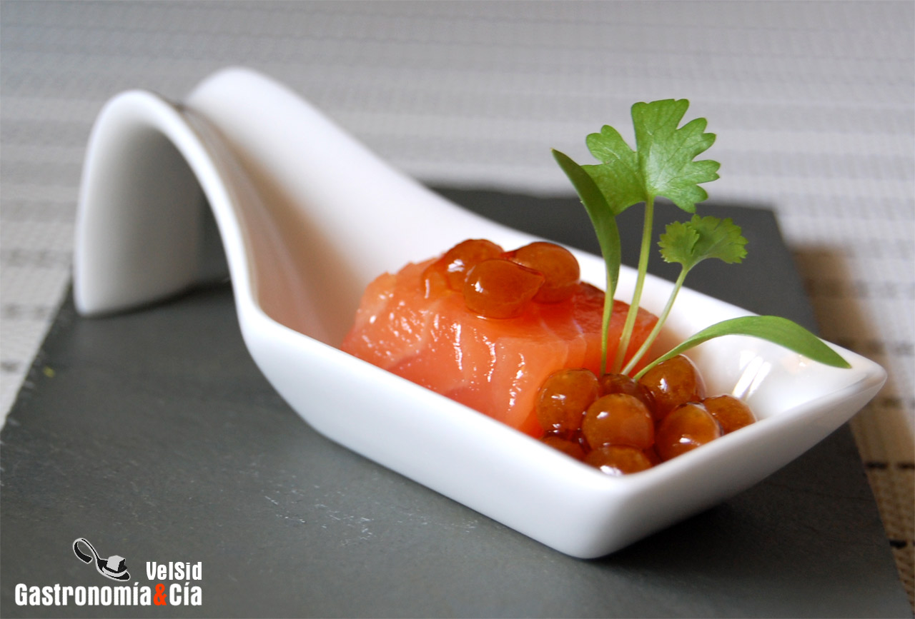Salmón marinado con caviar de soja