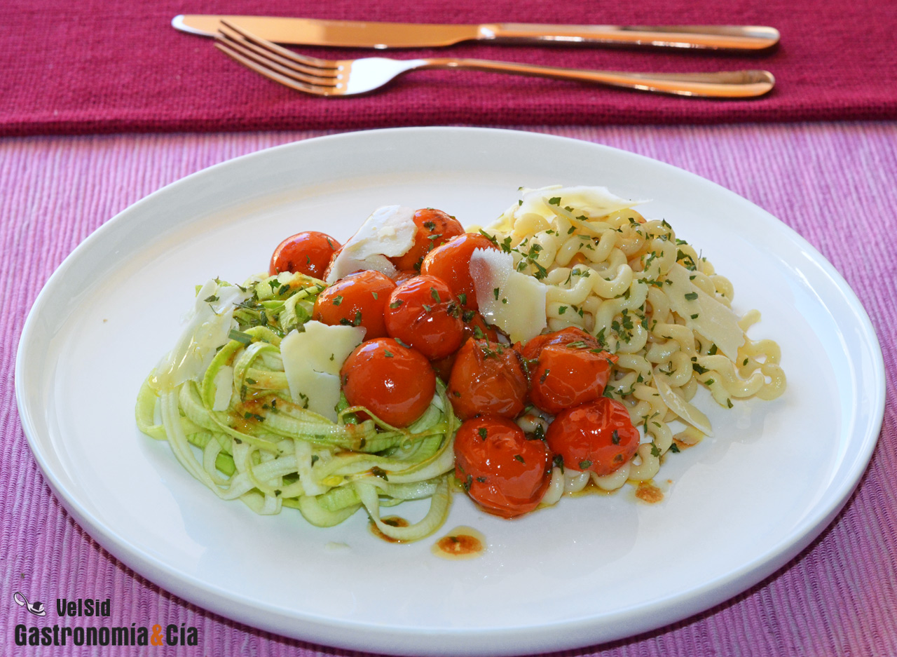 Espaguetis de pasta y de calabacín con tomates cherry s