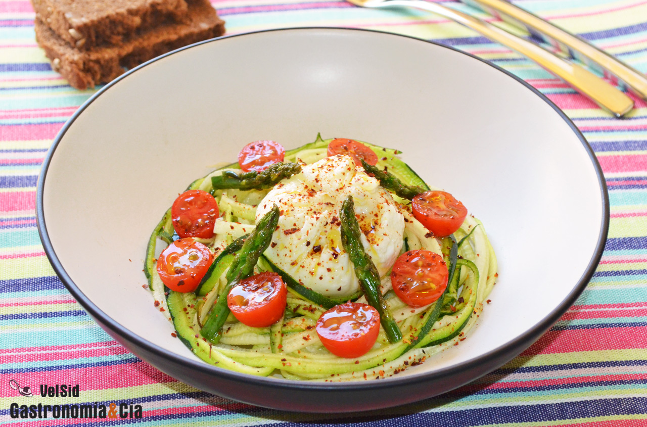 Espaguetis de calabacín con espárragos y huevo flor