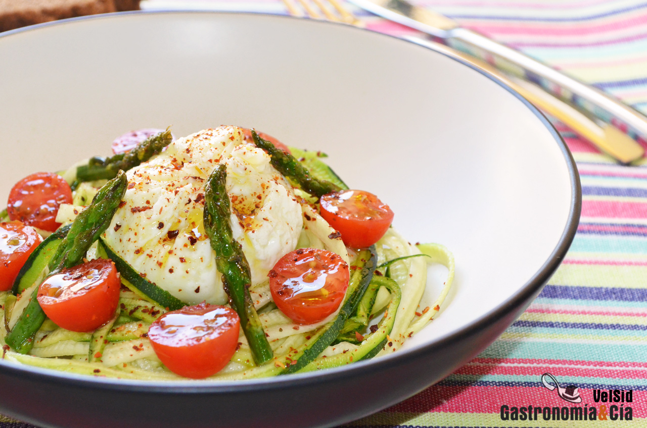 Espaguetis de calabacín con espárragos y huevo flor