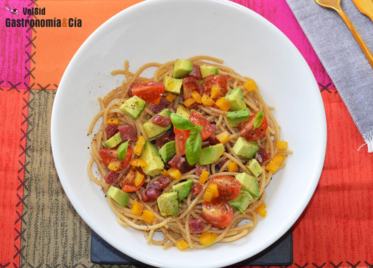 Espaguetis de garbanzos con jamón serrano y aguacate