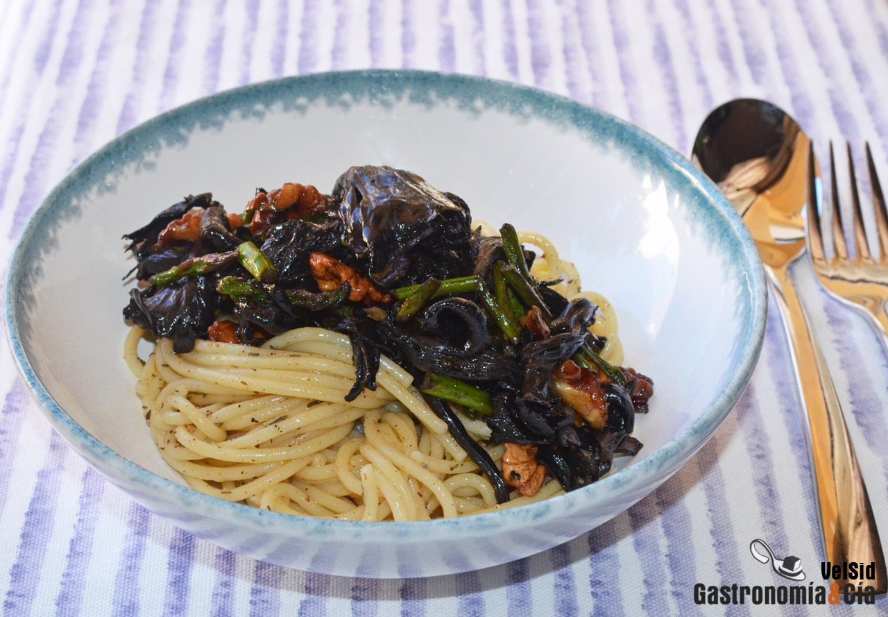 Espaguetis con espárragos, trompetas de la muerte y nue
