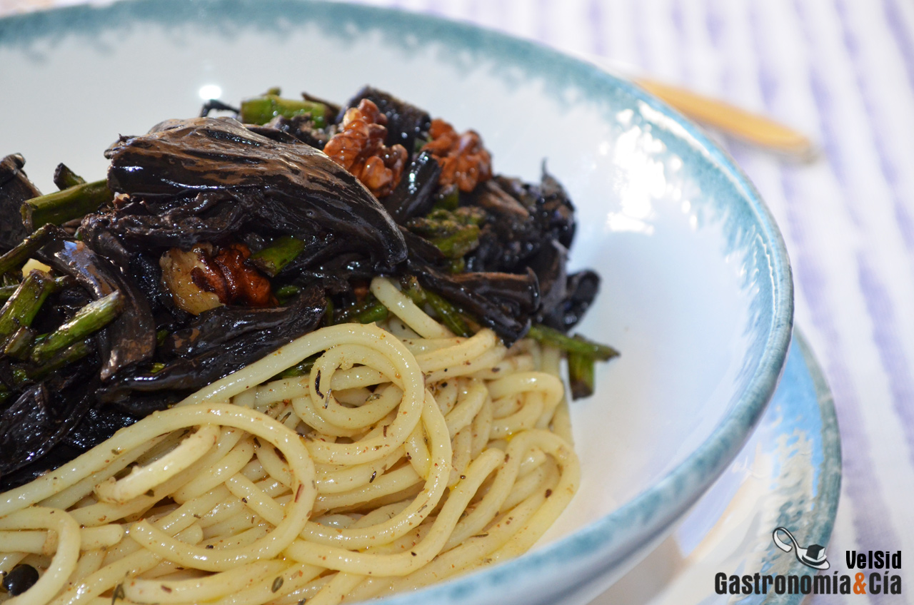 Espaguetis con espárragos, trompetas de la muerte y nue