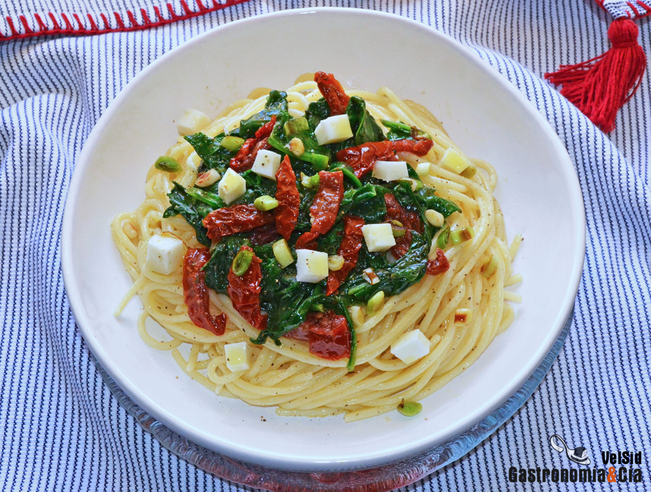 Espaguetis con espinacas y tomates secos
