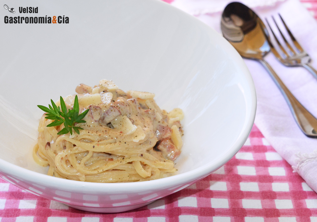 Espaguetis con nata y bacon ahumado
