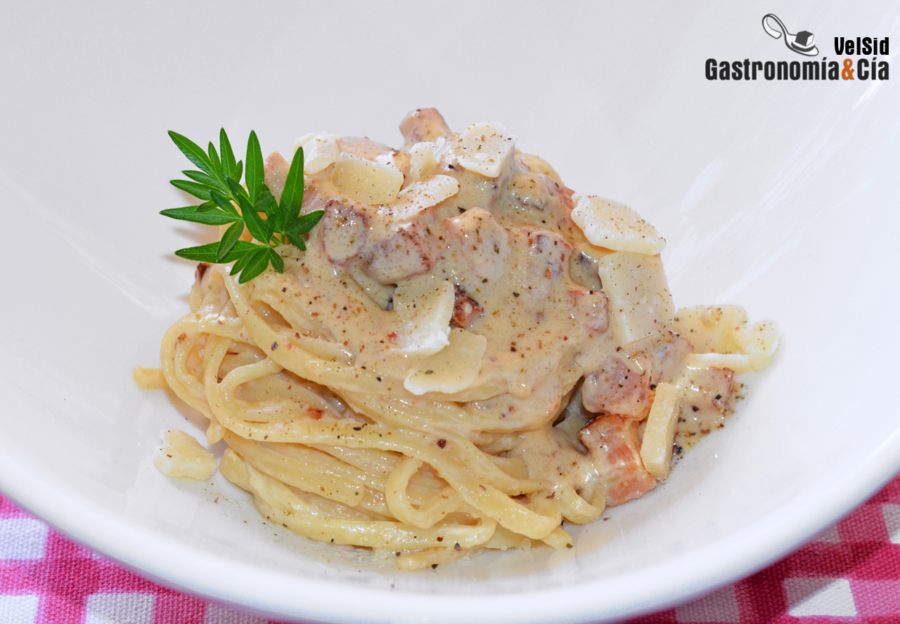 Espaguetis con nata y bacon ahumado