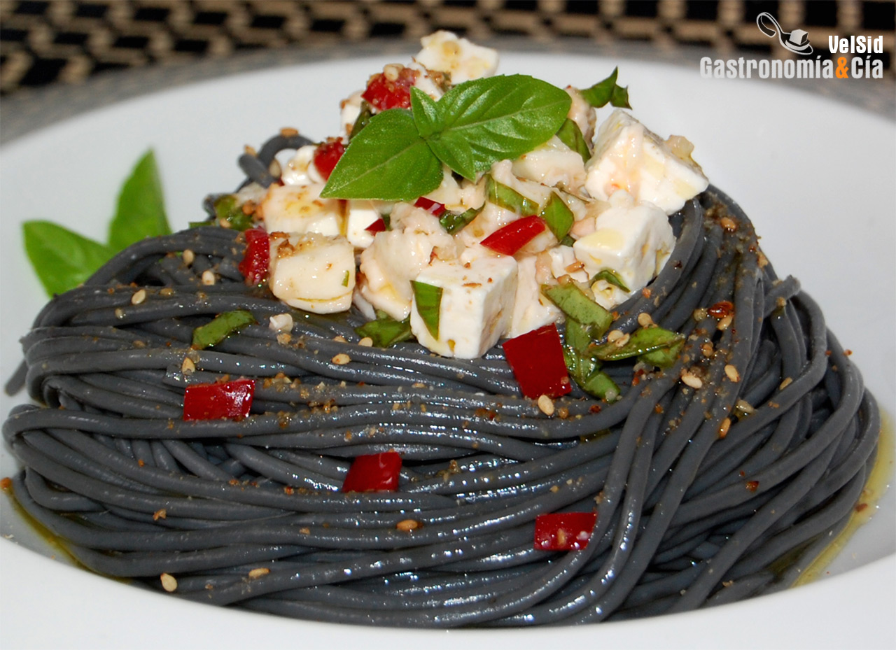 Espaguetis negros con quesos aromatizados
