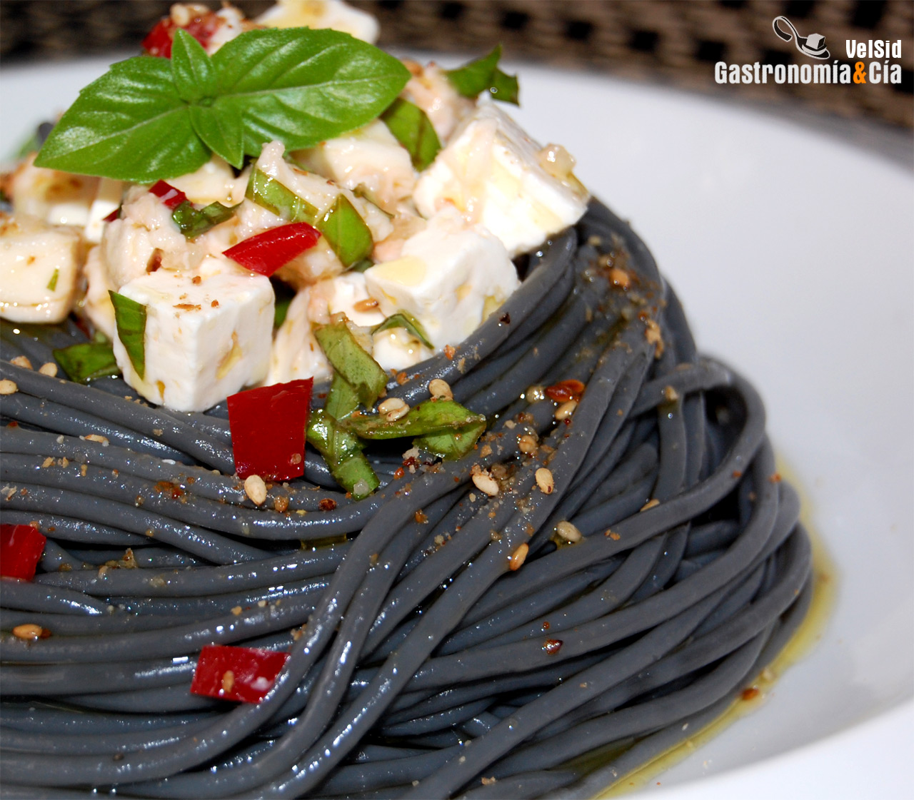 Espaguetis negros con quesos aromatizados