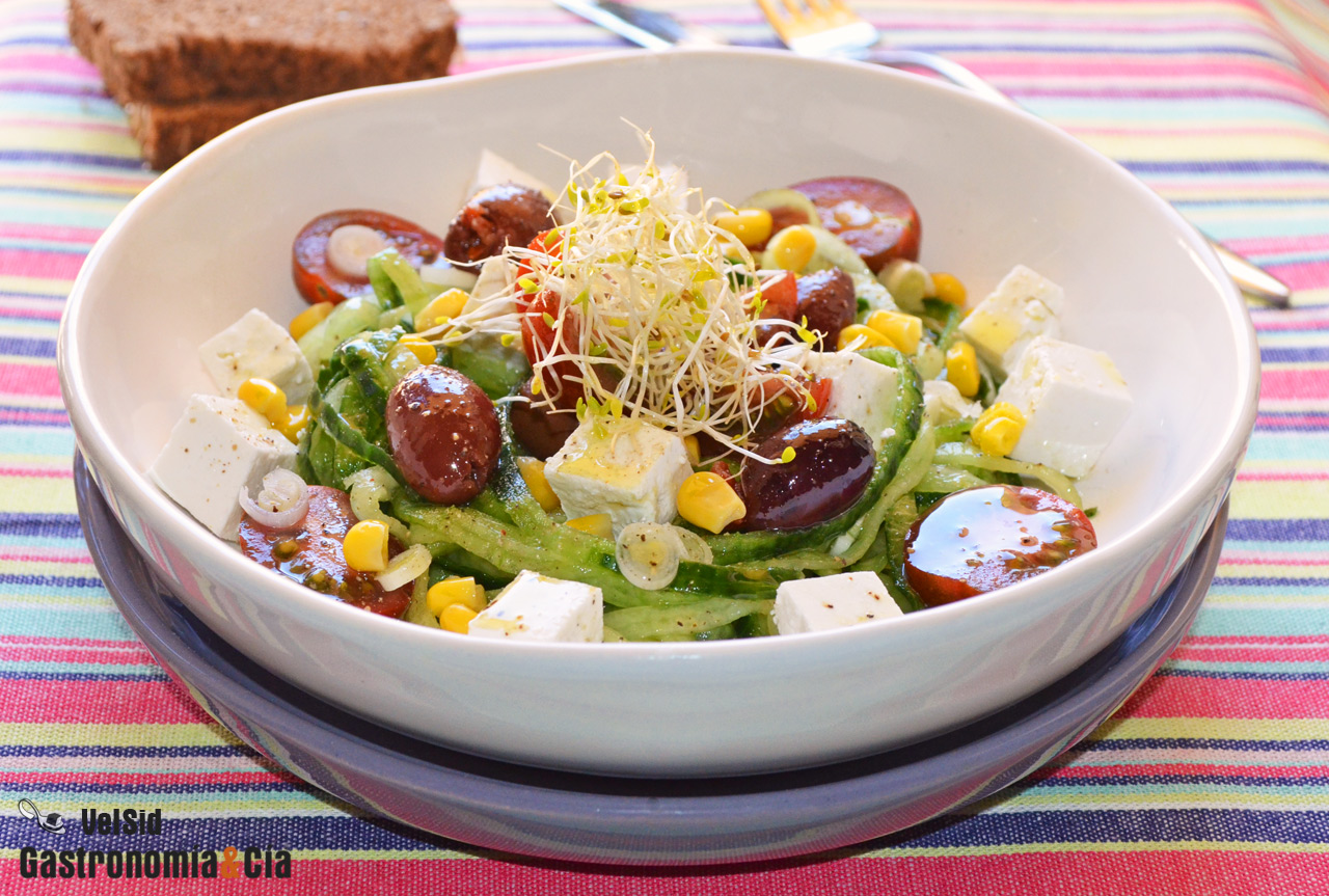 Espaguetis de pepino con tomates, requesón y aceitunas