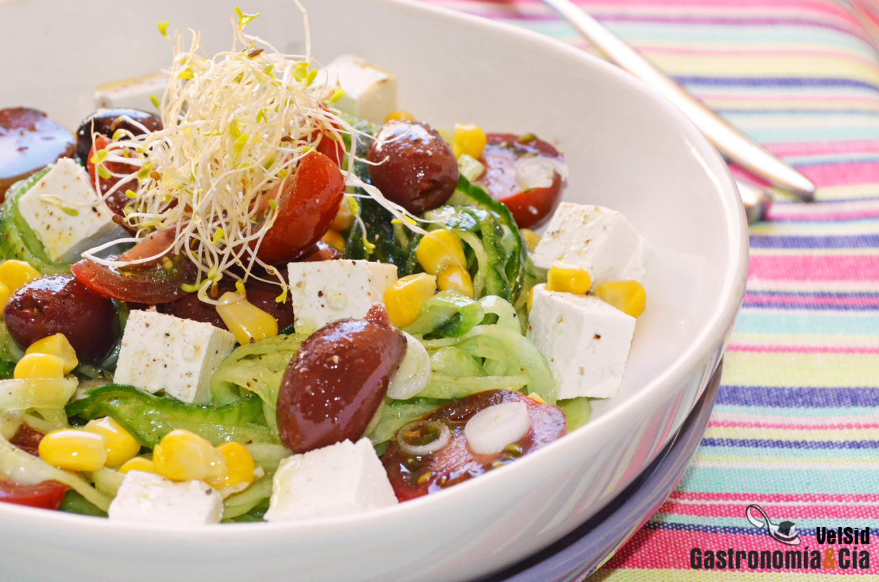 Espaguetis de pepino con tomates, requesón y aceitunas