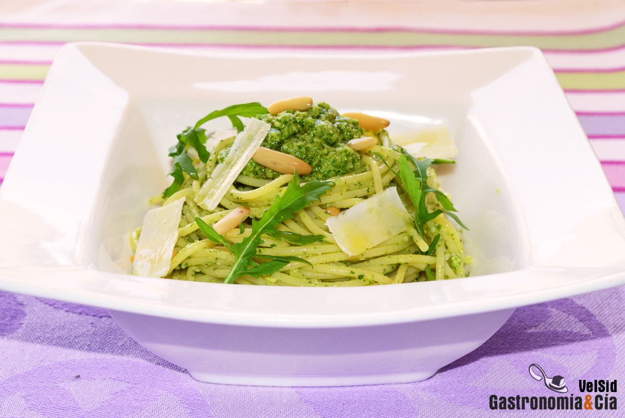 Espaguetis con pesto de rúcula