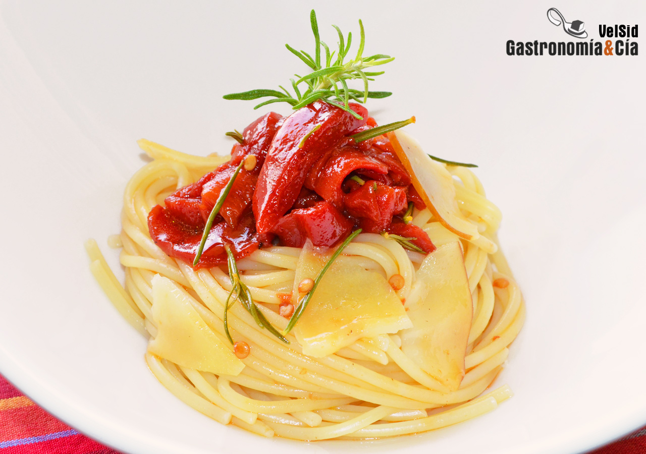 Espaguetis con pimientos del piquillo y queso ahumado