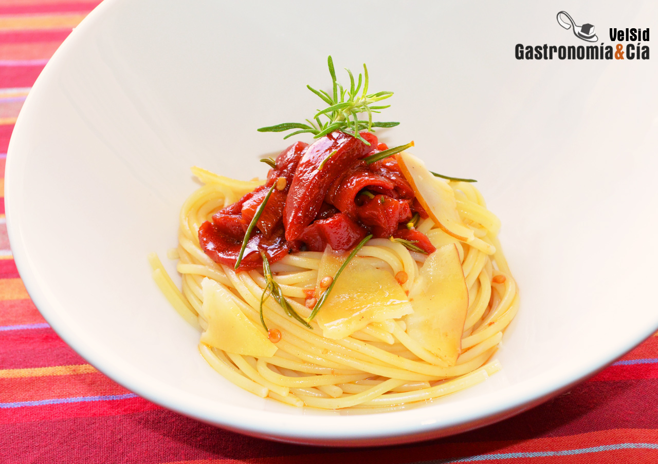 Espaguetis con pimientos del piquillo y queso ahumado