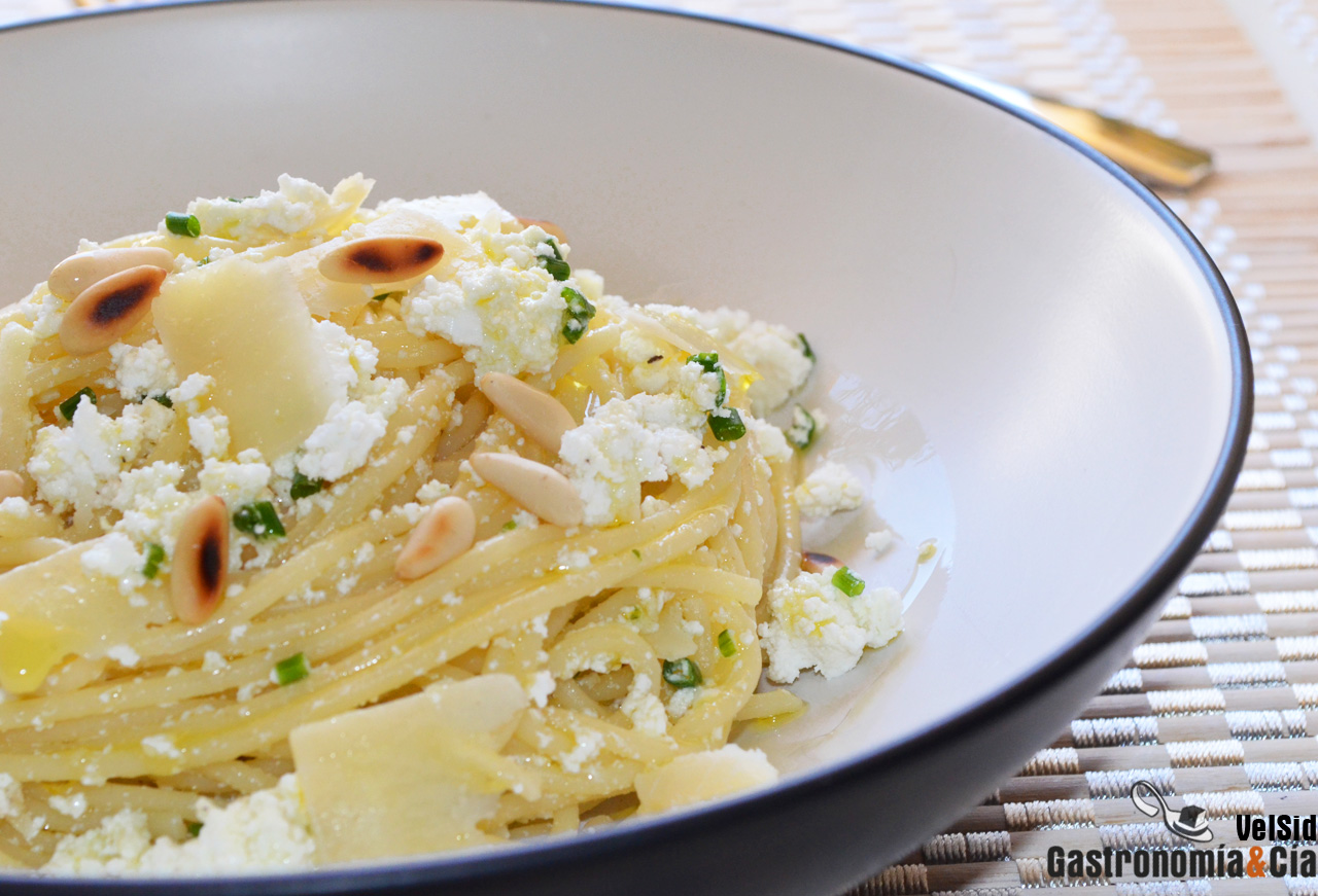 Espaguetis con requesón y Grana Padano