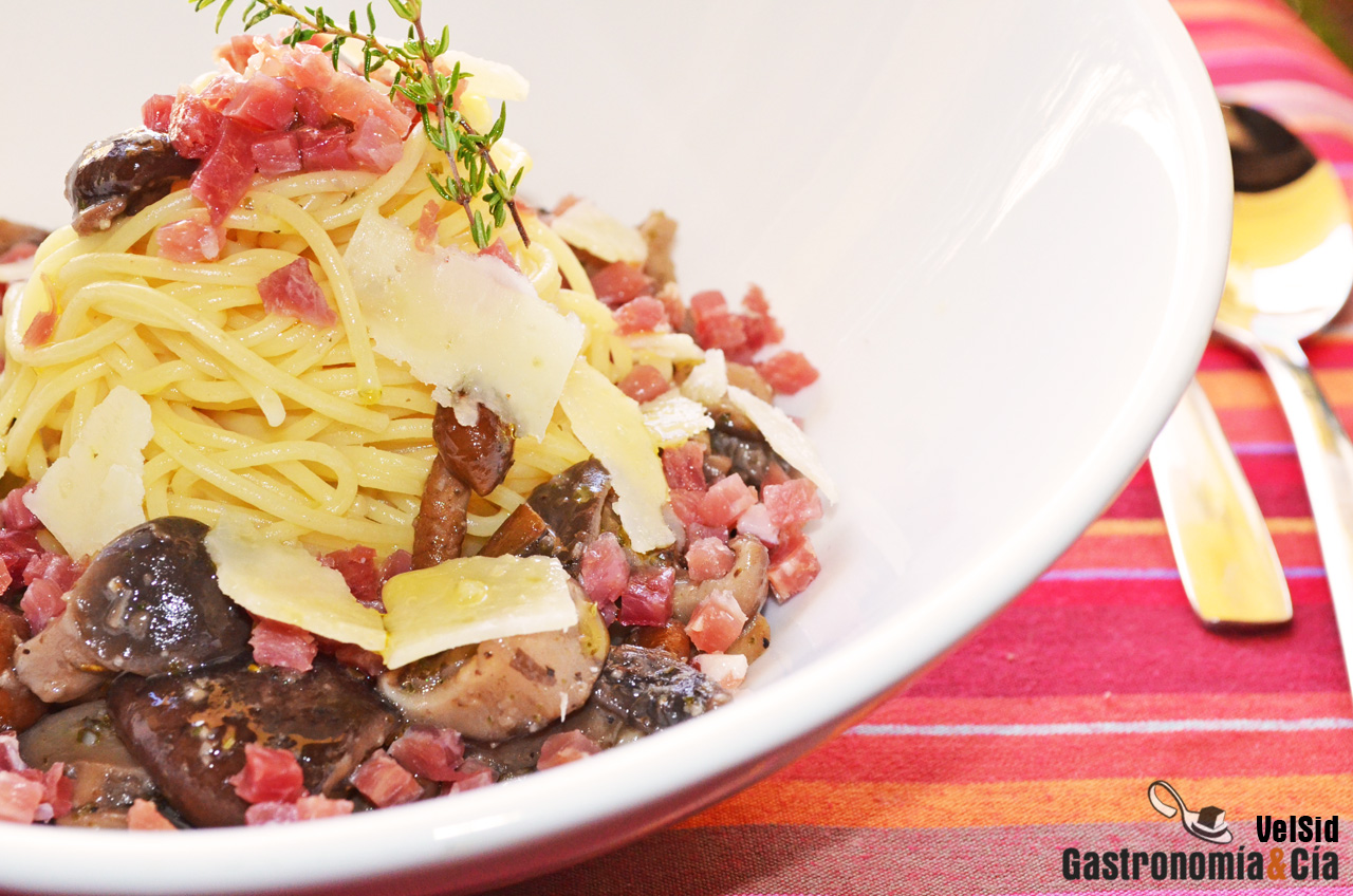 Espaguetis con setas y jamón
