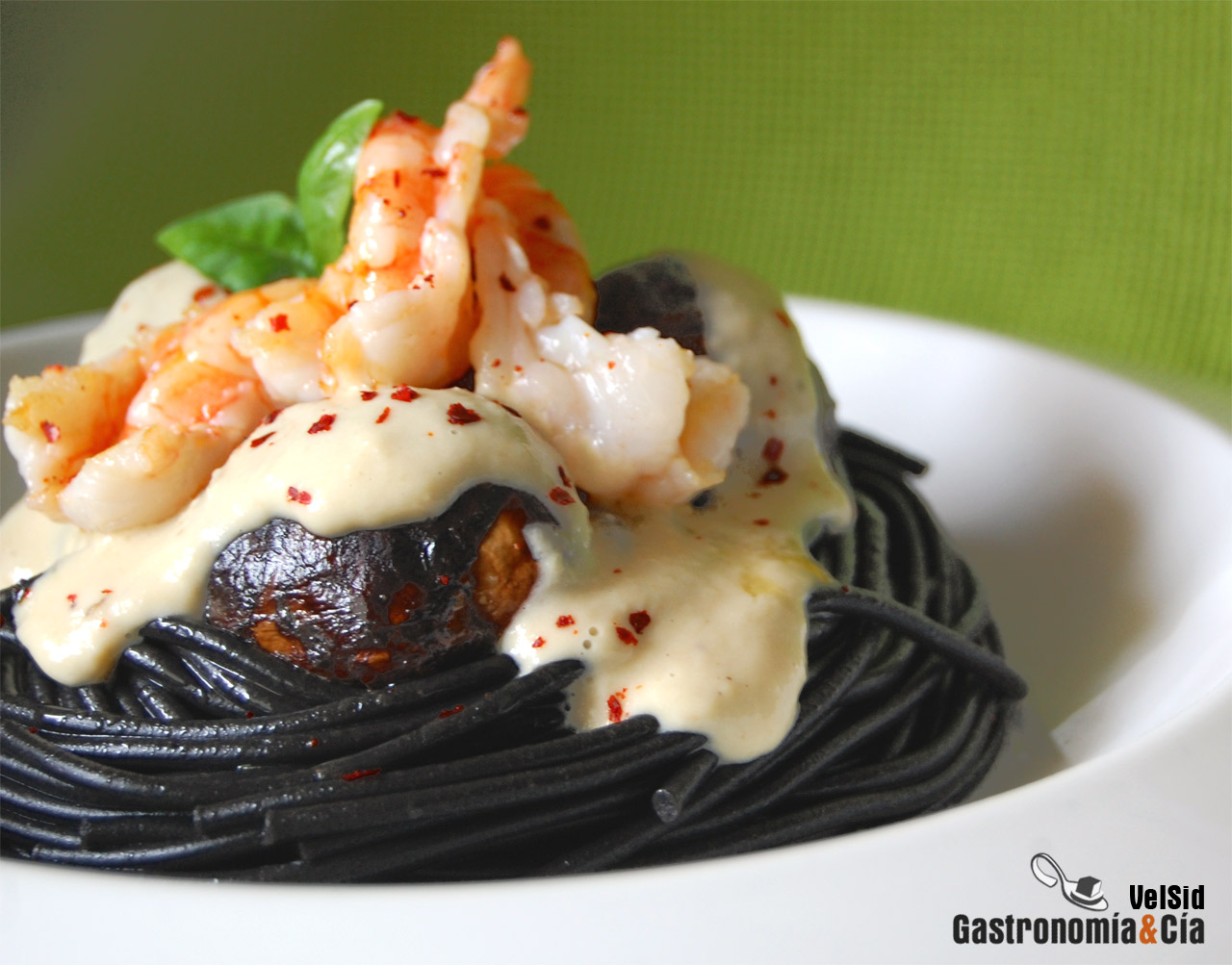Espaguetis negros con shiitake, langostinos y salsa de 