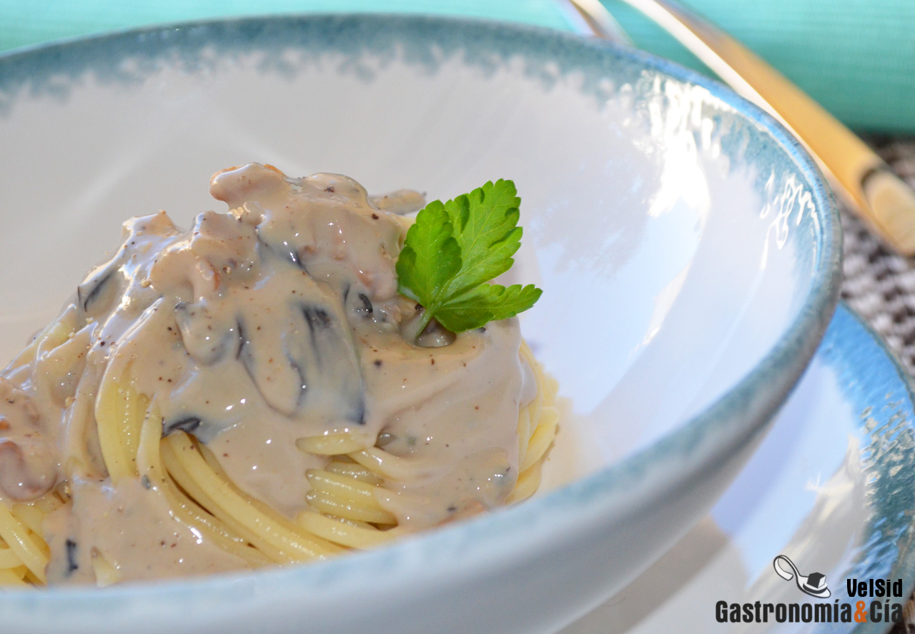 Espaguetis con salsa de queso azul y trompeta negra