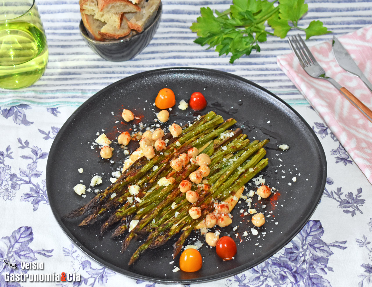 Espárragos con hummus y Galmesan