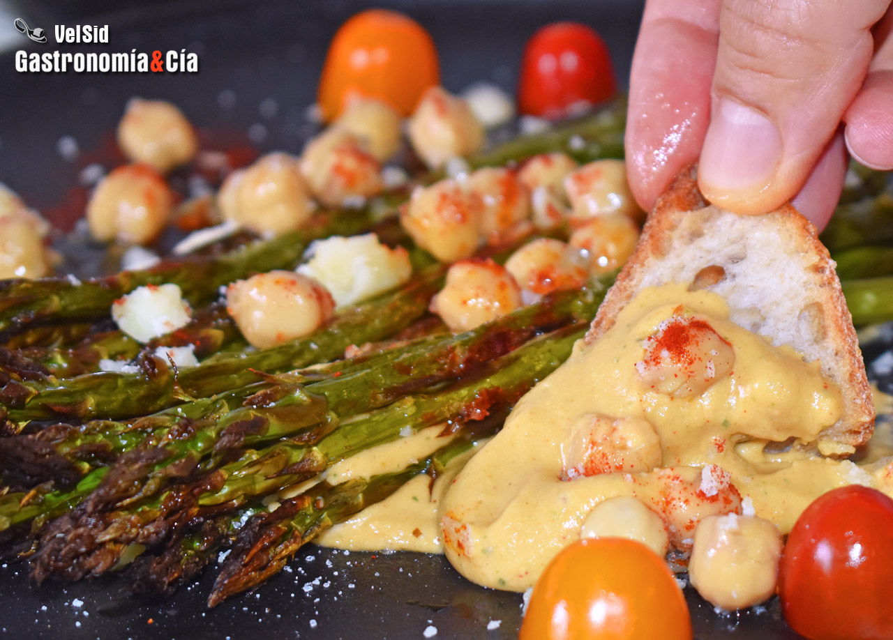 Espárragos con hummus y Galmesan