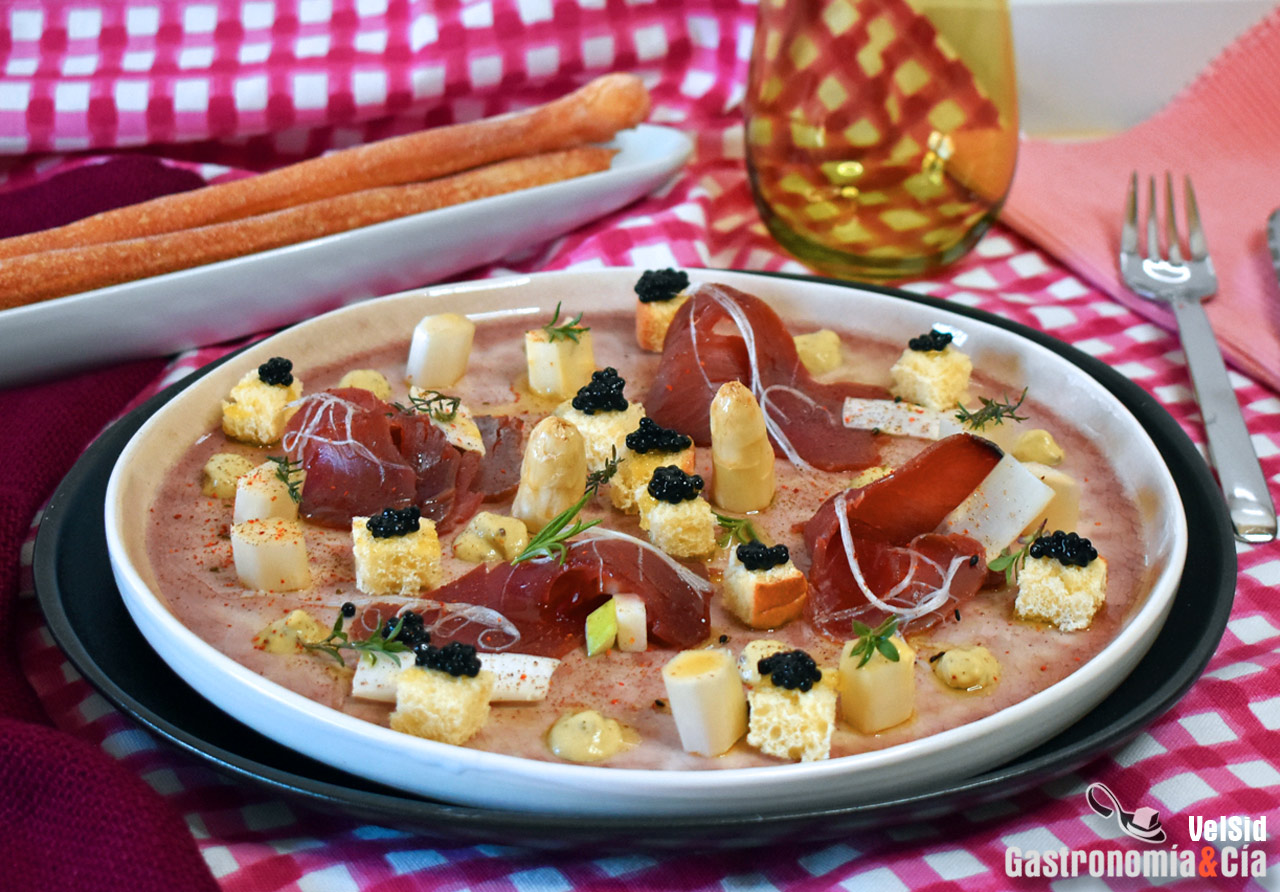 Ensalada de espárragos blancos frescos con mojama