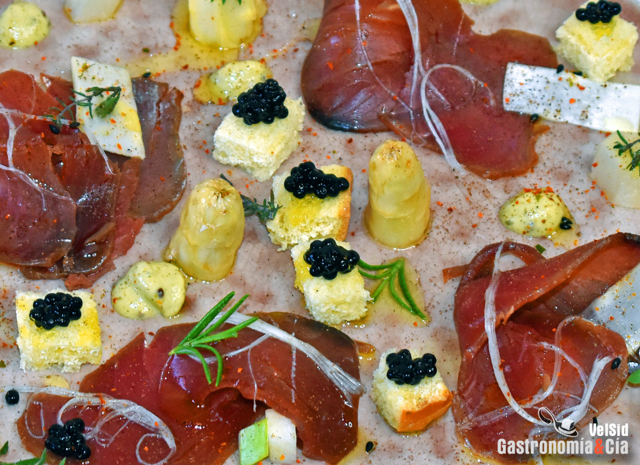 Ensalada de espárragos blancos frescos con mojama