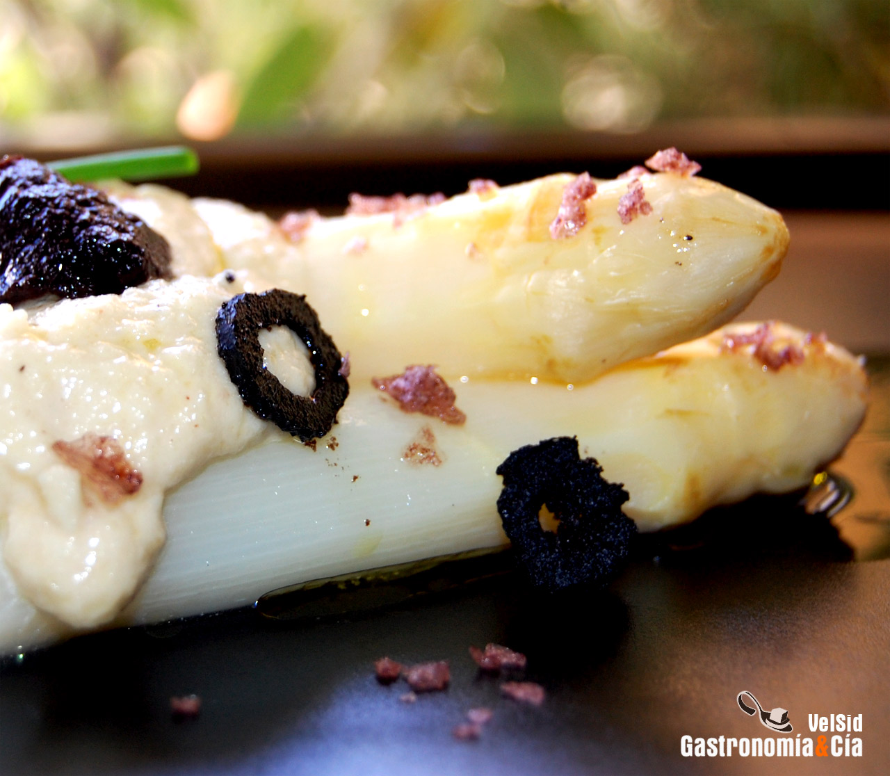 Espárragos de Navarra con salsa de cebolla y avellanas