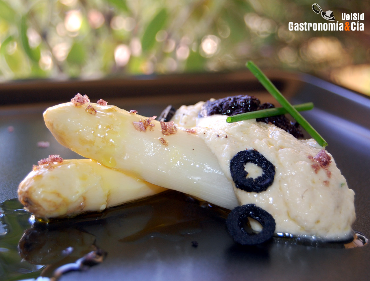 Espárragos de Navarra con salsa de cebolla y avellanas