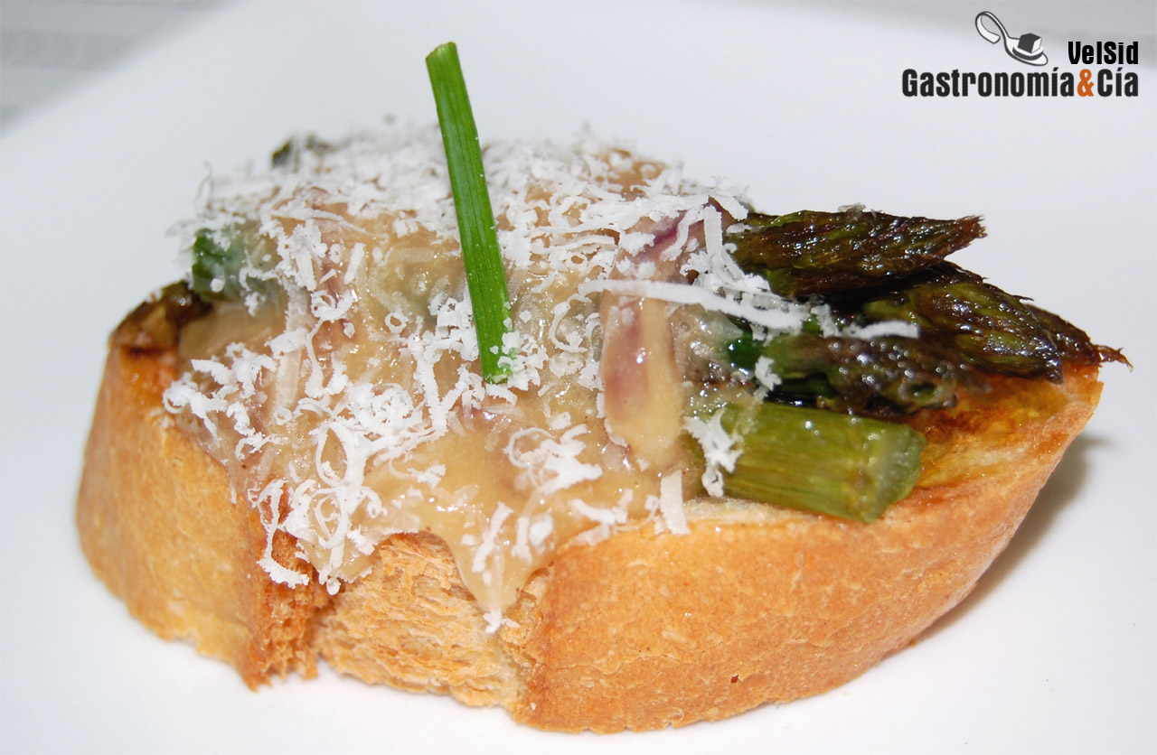 Espárragos con crema de cebolla caramelizada