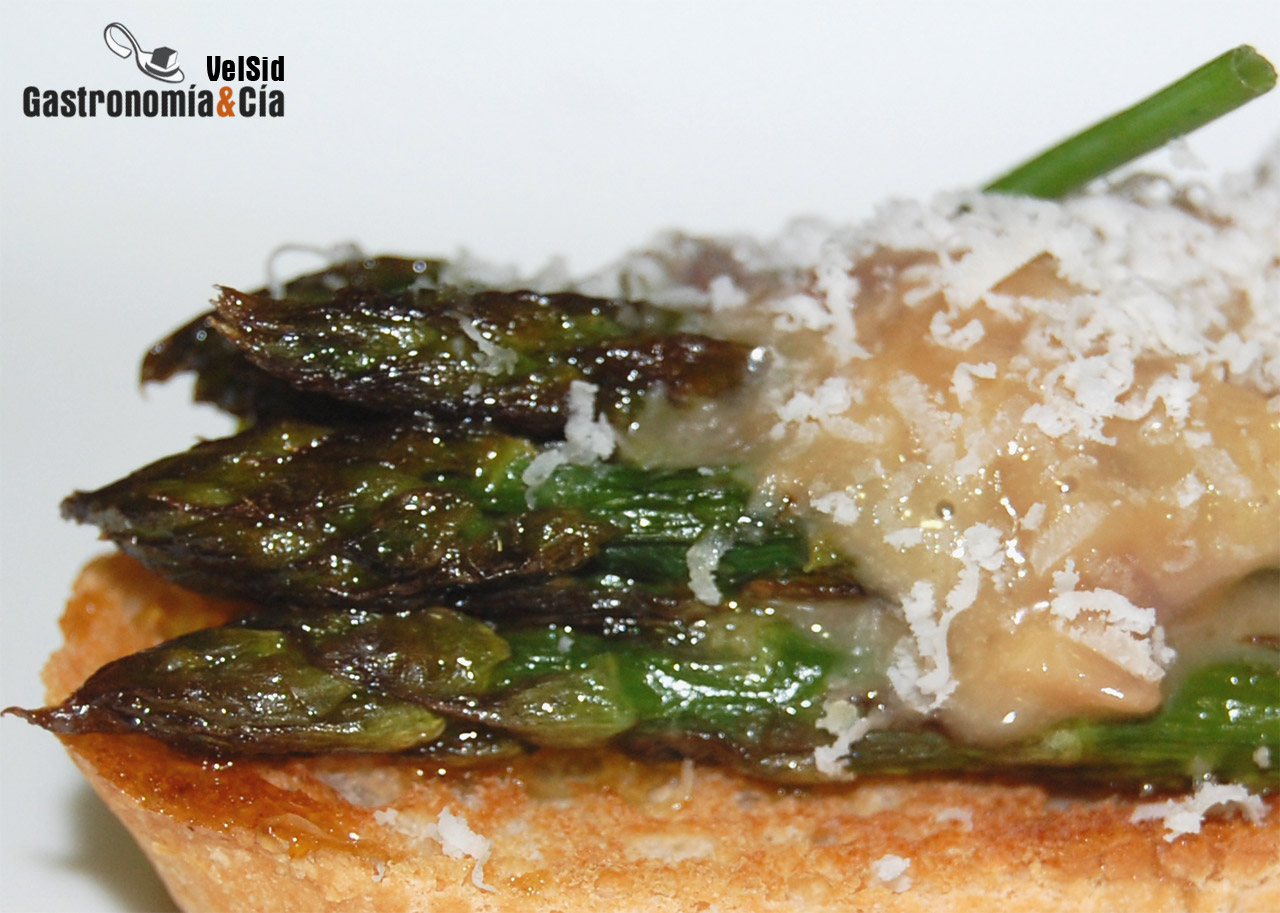 Espárragos con crema de cebolla caramelizada