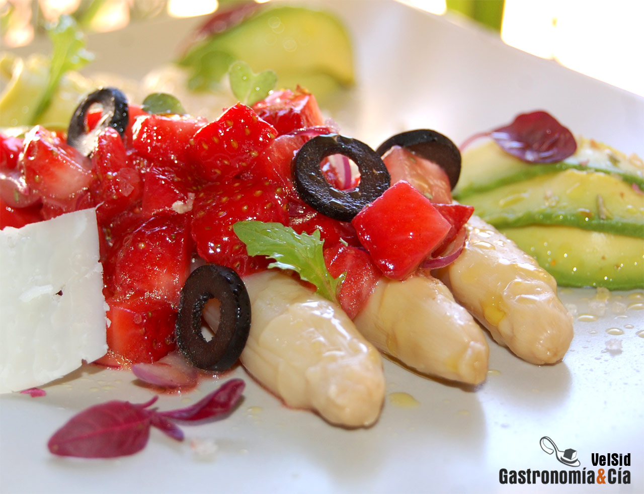 Espárragos de Navarra, fresones y aguacate