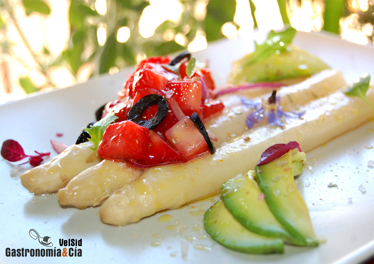 Espárragos de Navarra, fresones y aguacate