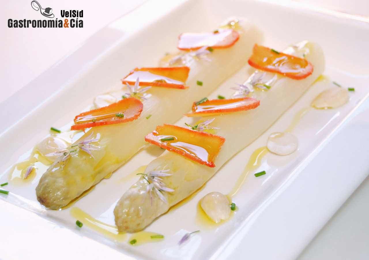 Espárragos blancos con huevas de maruca