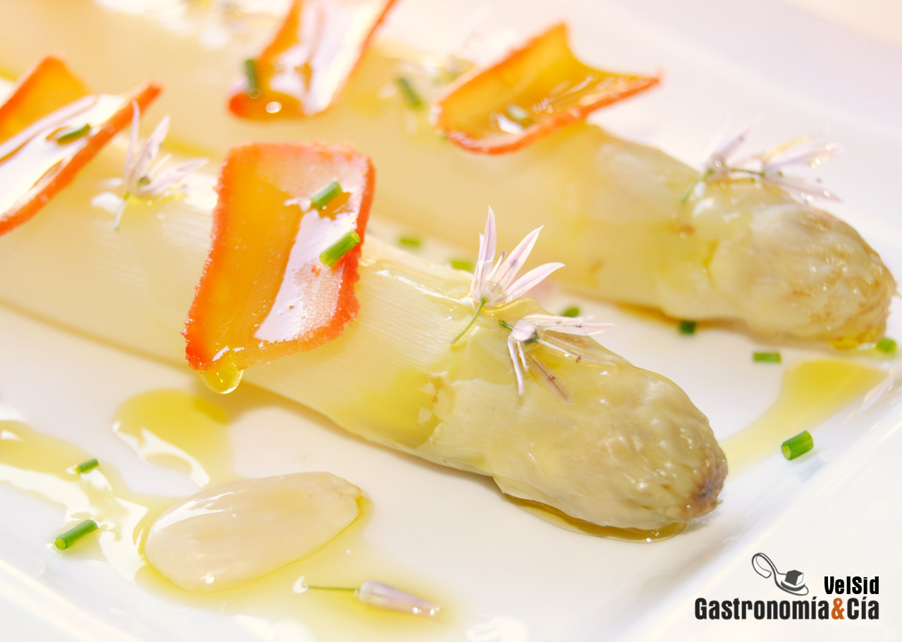 Espárragos blancos con huevas de maruca